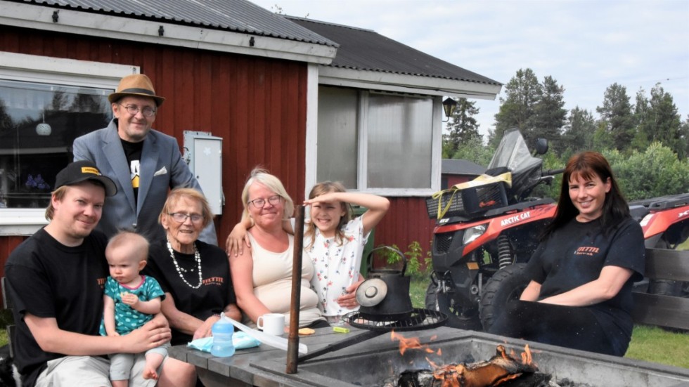 Till Äijävaara är alla välkomna förklarar Kerstin Johansson som inte ger mycket för ryckten och smutskastning av byn genom åren. På bilden från vänster: Mattias Johansson, Tiffany Granberg, 1, Krister Johansson, Kerstin Johansson, Katarina Johansson, Nadja Savolainen och Madelene Granberg.
