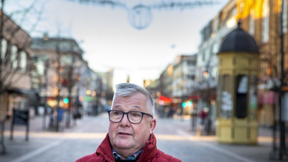 "Det här är vansinnigt! Vi måste få folk att förstå vad det handlar om" säger Bernt Jansson, ordförande för Svensk Handel Luleå.Han är starkt kritisk till att göra om Trekantens parkering till torg.