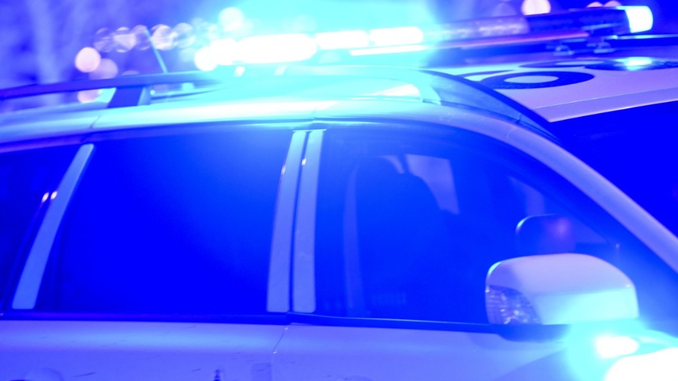 Polisen omhändertog mannen, som var berusad och bar på en viss mängd narkotika.