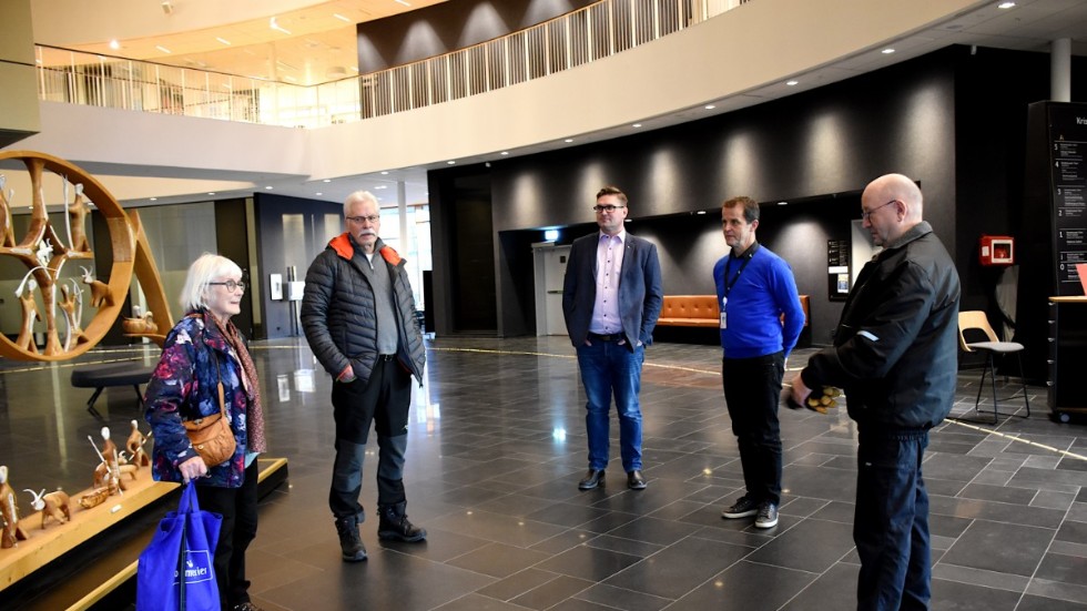 Birgit Pesonen Hedman, kassör PRO Karesuando, Kurt Pesonen, medlem PRO, Stefan Sydberg (M) sndre vice ordförande i kommunstyrelsen, Gunnar Selberg (C) kommunalråd och Rune Eliasson, ordförande PRO. 