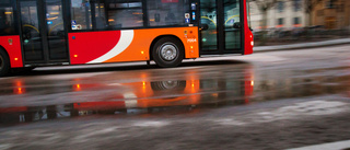 Låt alla över 80 åka gratis på bussen