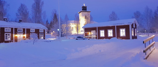 Norrigården i kvällssken nedanför kyrkan