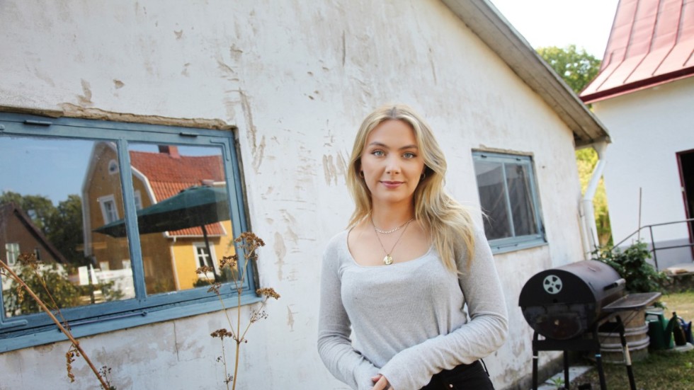 Elvira Levin hade planerna klara för en vår, sommar och höst i New York där hon i höstas avslutade en skådespelarutbildning. Men vid ett kort besök i Sverige i februari stängdes USA:s gränser och Elvira blev kvar på Gotland.