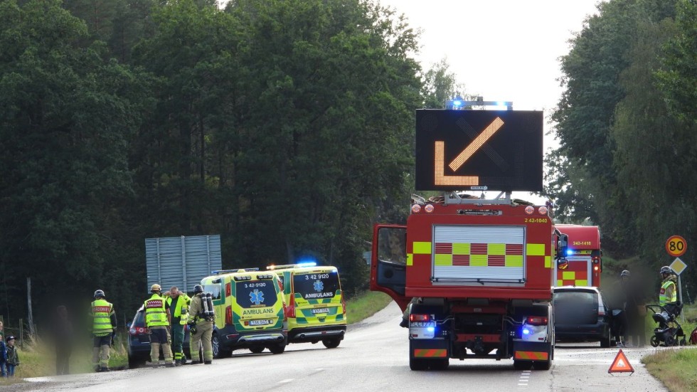Flera utryckningsfordon var på plats efter krocken i korsningen.