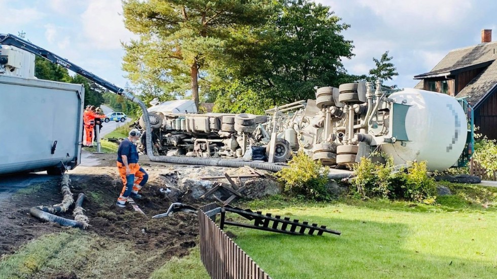 Lastbilen som lagt sig på sidan. 