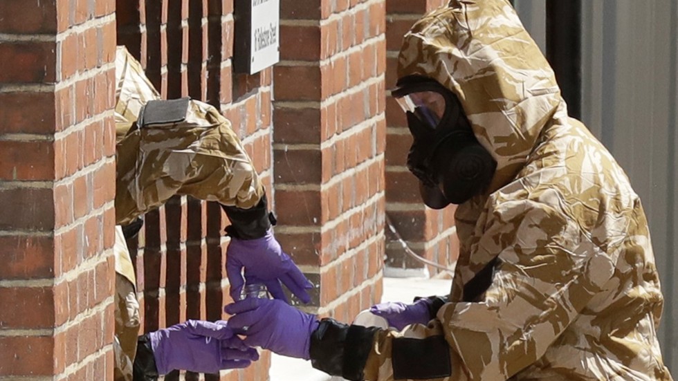 Eftersom Novitjok är extremt giftigt måste det hanteras med stor försiktighet. På bilden hanterar brittiska soldater i skyddsutrustning föremål som misstänks vara kontaminerade efter mordförsöket på Sergej Skripal och hans dotter för två år sedan.
