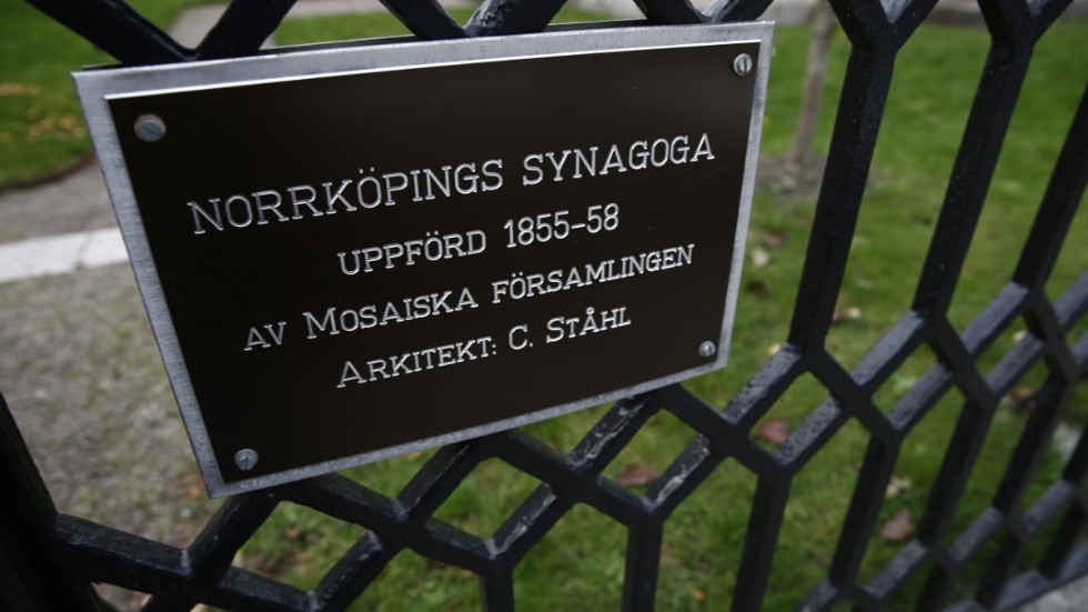 Natten mot torsdag utsattes synagogan i Norrköping återigen för ett antisemitiskt dåd. Någon hade klistrat en judestjärna, den stjärna nazisterna tvingade judar att bära, på minnesskylten intill byggnaden. 