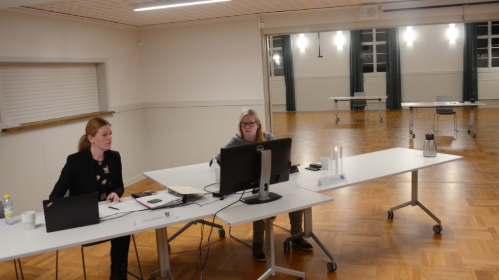 Helena Edenborg tillsammans med Ann Larsson vid det senaste kommunfullmäktigemötet i november förra året.