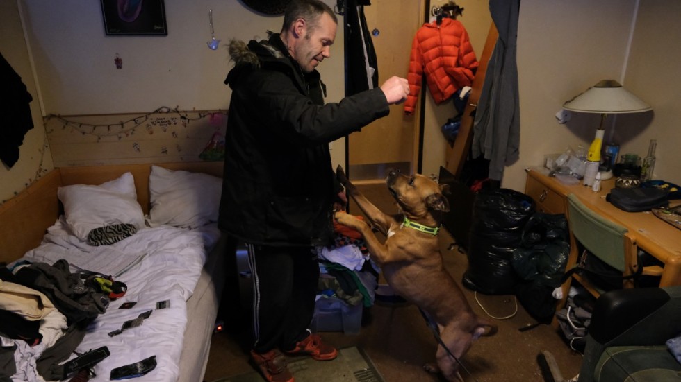 Andreas Ahl hjälper till att ta hand om hunden Diablo när hundens ägare sitter i fängelse.