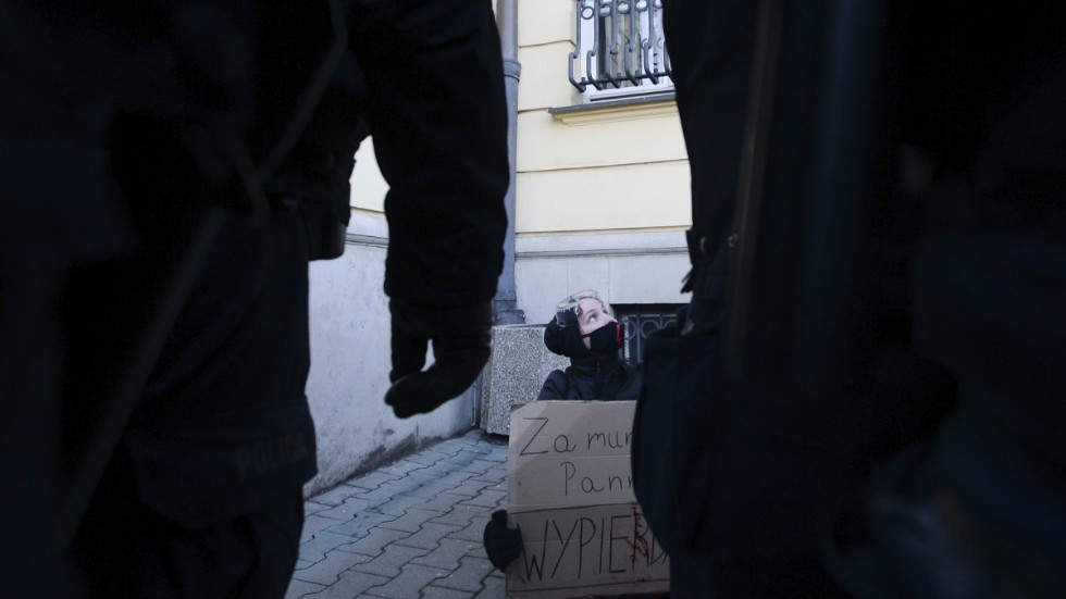 Abort är en het fråga, i synnerhet i Polen. Bilden är från en protest mot polisbrutalitet i samband med vinterns demonstrationer för aborträtt i Warszawa.