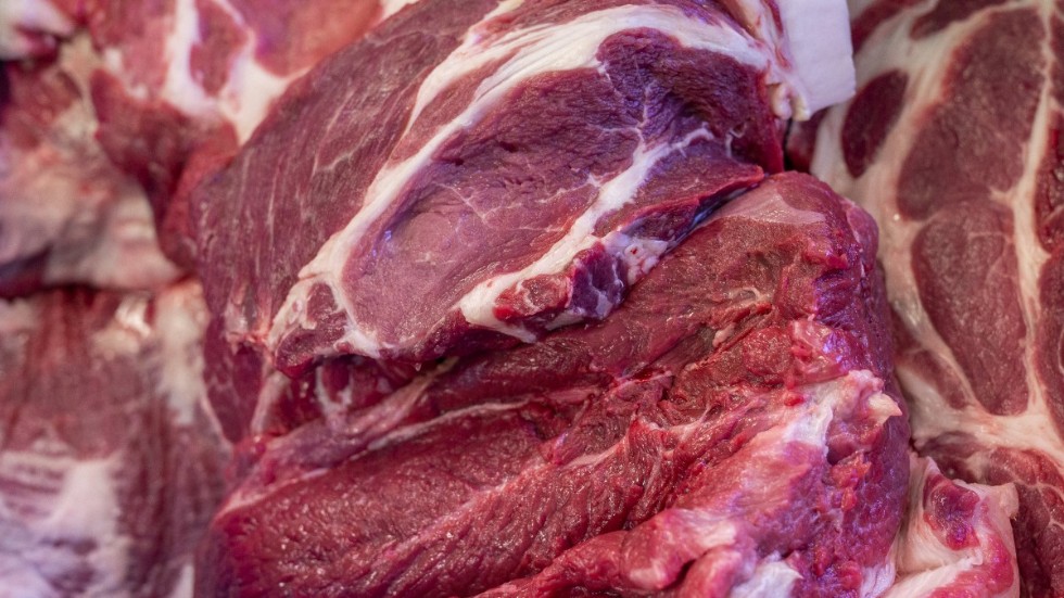 Vi behöver äta mindre rött kött och chark!