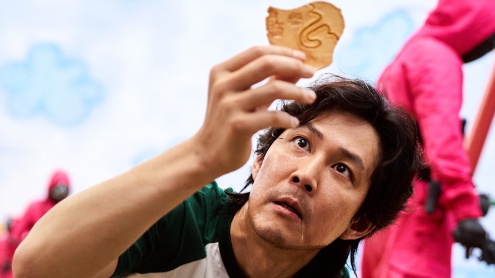 Lee Jung Jae spelar Seong Gi-Hun, en skuldsatt och fattig person som inte har så mycket annat att välja på än att ge sig in i den dödliga tävlingen som bygger på sex traditionella lekar. 