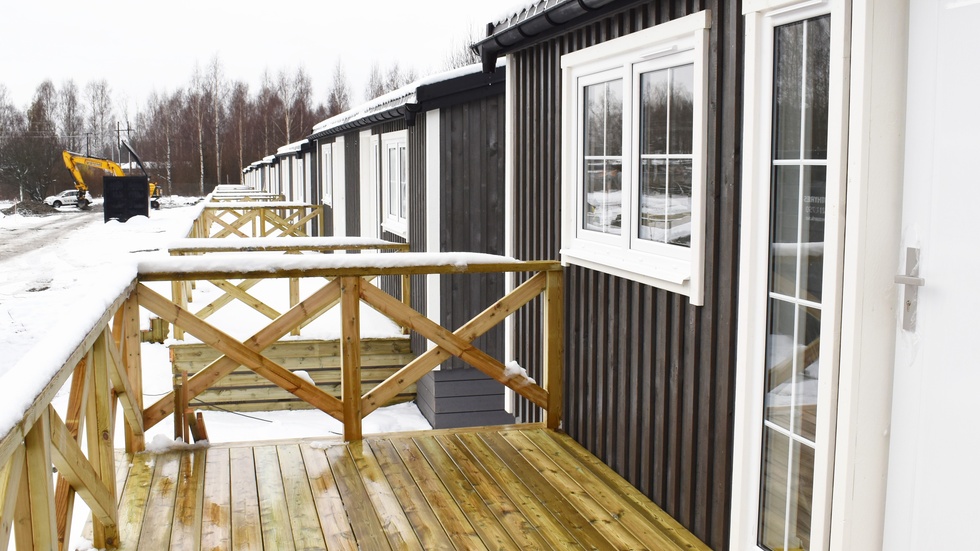 På tomten finns tillfälliga bostäder som kom på plats 2021. Redan från början hade fastighetsägaren planer på att bygga något mera permanent. 