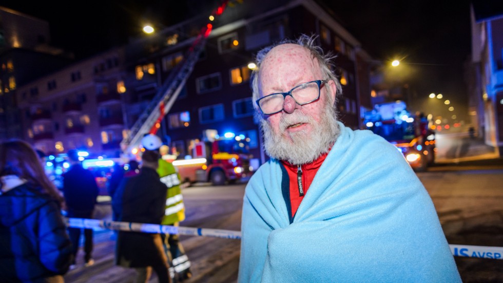 "Det dunkade på dörren och när jag tittade ut genom fönstret så var det en massa blåljus och de ramlade eldflagor utanför fönstret", säger Rolf Lindgren som bor i det brandhärjade huset.