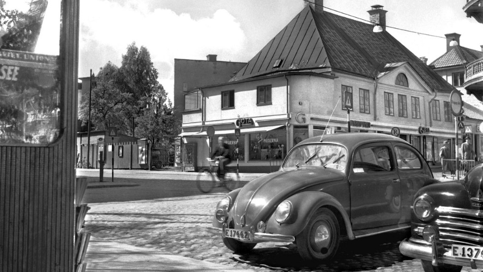Juni 1952. Korsningen S:t Larsgatan/Storgatan I Linköping. Till vänster skymtar det som i bildinformationen anges vara "Folkes kiosk". Bakom "bubblan" syns Manufakturbolaget Göta. Under kriget åtta år tidigare, 1944, meddelade butikens ägare Correns läsare i en annons att de erbjöd "ett större parti bysthållare i alla bredder och storlekar, sidenatlas, brocad, taft och spets i en massa olika modeller. En del är obetydligt solkiga, övriga utgående modeller som ej kunna anskaffas. Priser från 1 krona och 75 öre."