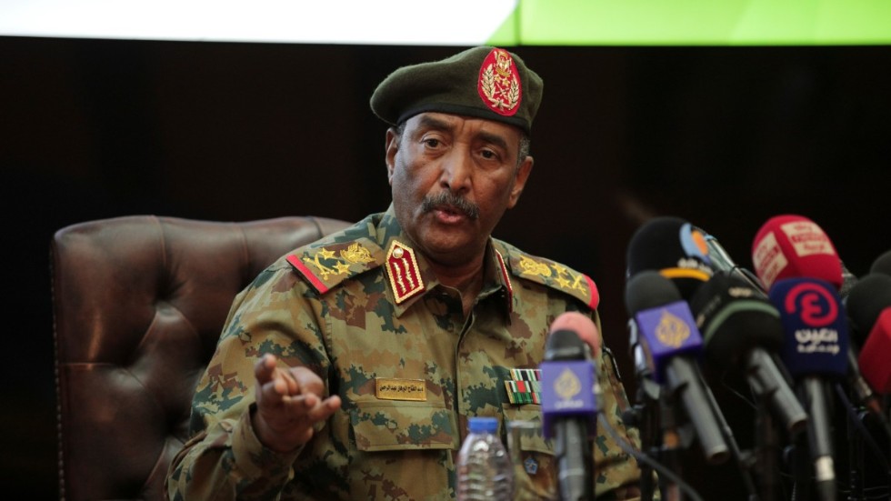 Sudaneser riskerar under militärstyret, lett av general Abdel Fattah al-Burhan, att bli som under diktatorn Omar al-Bashir. Bild från pressträff dagen efter kuppen i måndags.