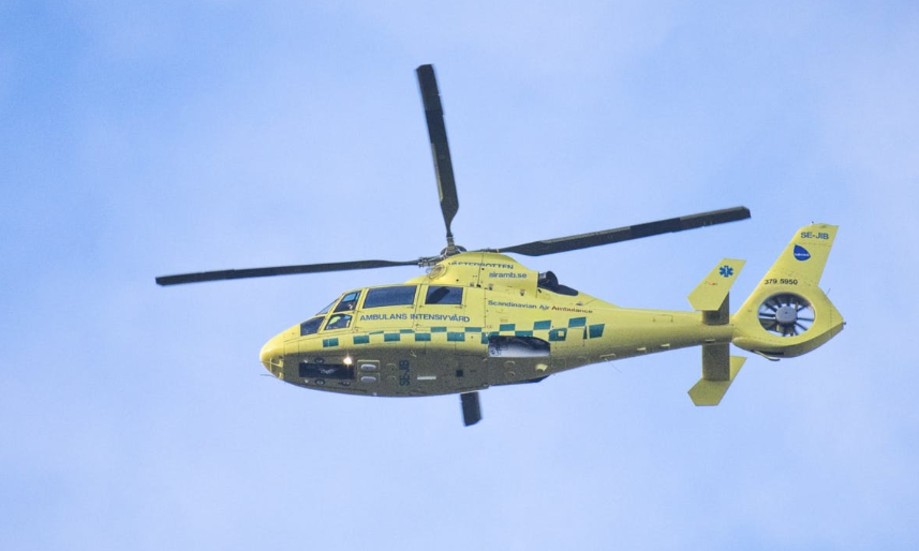 Ambulanshelikoptern är på väg till en skoterolycka i Vännäs.