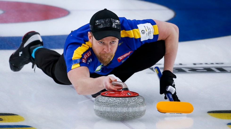 Lag Niklas Edin inledde VM med förlust mot Schweiz.