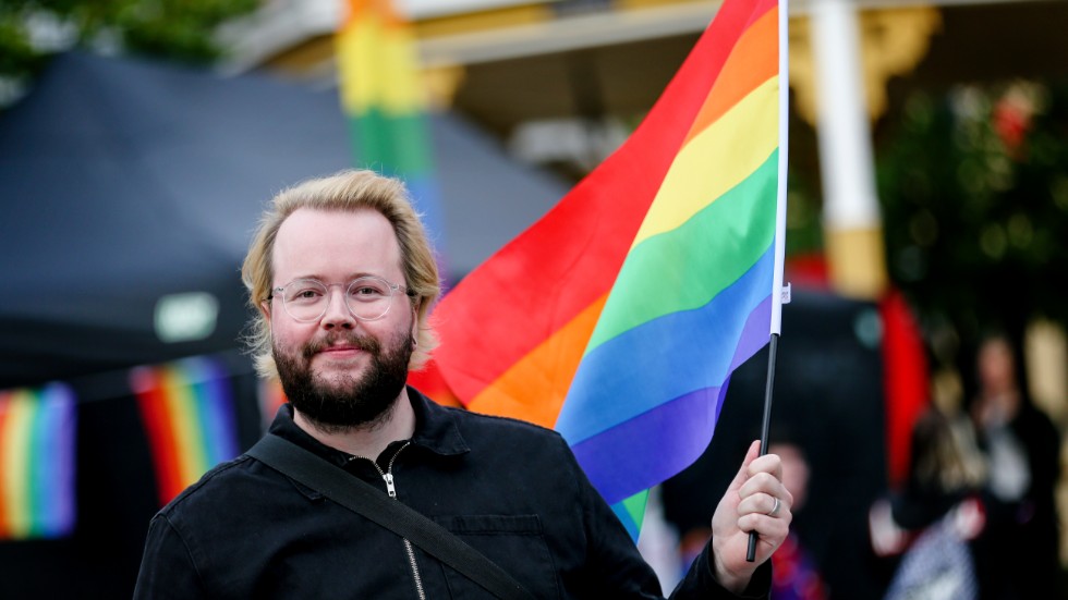 Med prideflaggan i hand är Joakim Isaksson Markström, ordförande för RFSL Luleå och norra Norrbottens län, redo för en intensiv Pridevecka som firar tio år.   
