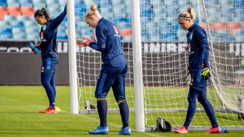 Zecira Musovic, Hedvig Lindahl och Jennifer Falk gör upp om den svenska målvaktsplatsen inför tisdagens VM-kvalmatch mot Georgien.