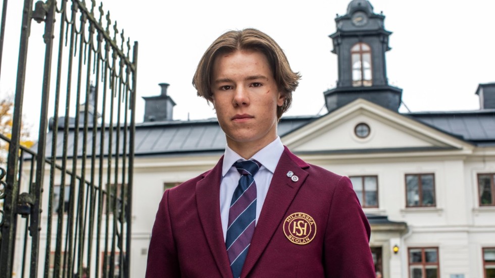 Edvin Ryding som ung prins och internatelev i "Young royals". Pressbild.