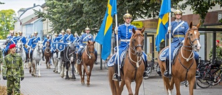 Fullpackat på torget när militärparaden red in