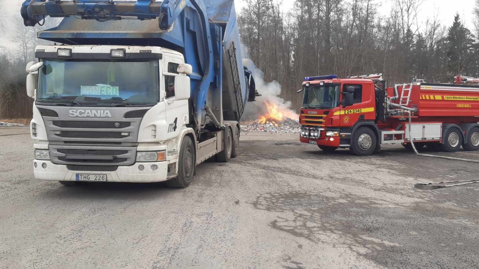 Förpacknings- och tidningsinsamlingen har under en längre period noterat felsorterat elavfall och batterier i metallförpackningar, vilket har orsakat bränder. I ett av fallen i Katrineholm fick chauffören tippa ut lasten på en parkering vid en livsmedelsbutik för att den brann. Ett liknande fall inträffade när den här bilden togs.