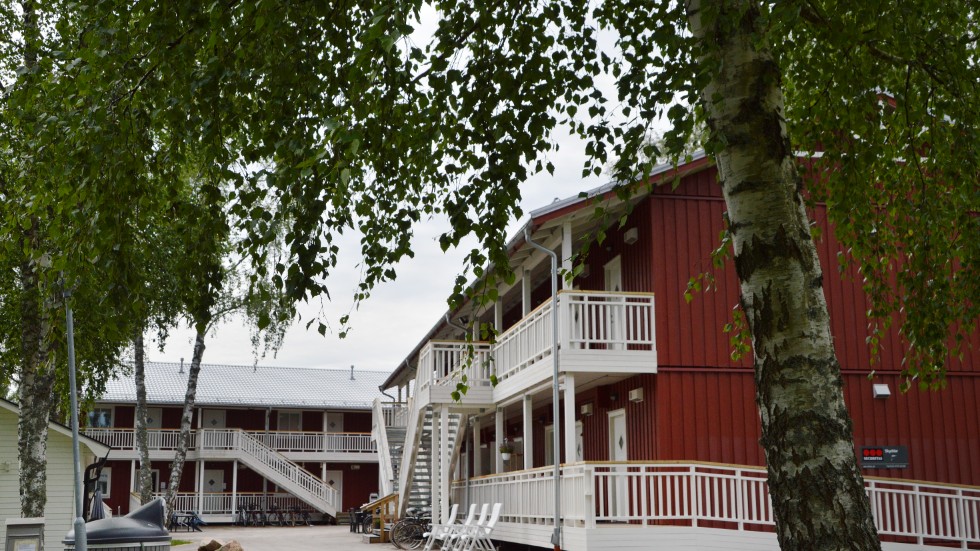 Dacke stödboende är en del av en vård- och boendekedja, inget allmänt ungdomsboende, påpekar artikelförfattarna.