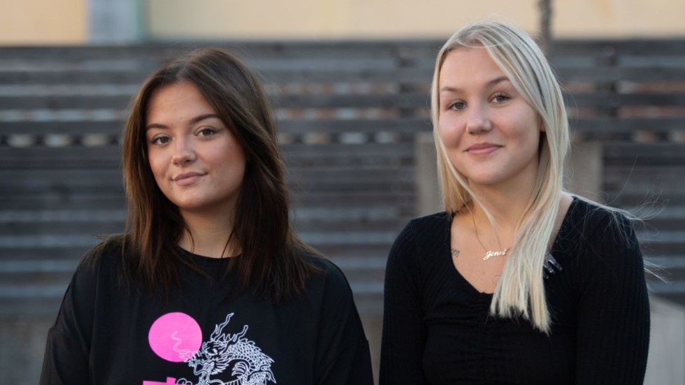 Ella Lambert, 18, och Jenni Kuronen, som fyller 18 på fredag. Ella Lambert har varit 18 sedan en tid tillbaka och nu kommer hon att få ha sin första klubbupplevelse utan restriktioner: "Det känns så bra."