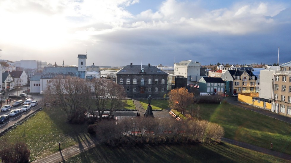 Det isländska alltinget har 63 mandat. Det ligger i den mörka byggnaden i mitten av denna bild, i Reykjavik. Arkivbild.