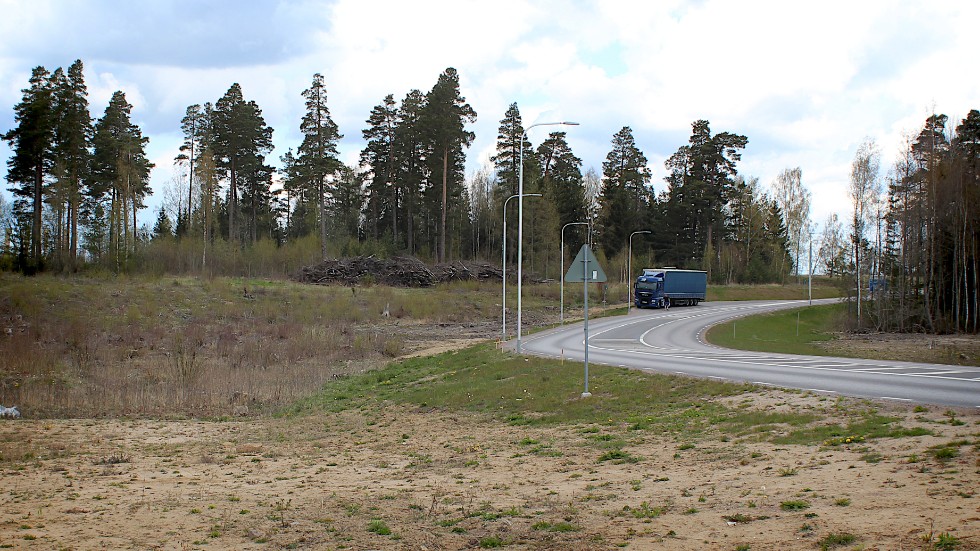 Här vid den nya förlängningen av Hallevadsgatan kommer padelmotellet att byggas. Bakom skogsdungen ligger Potatisrondellen.