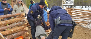 Video: Här omhändertar polisen miljöaktivist efter oroligheter