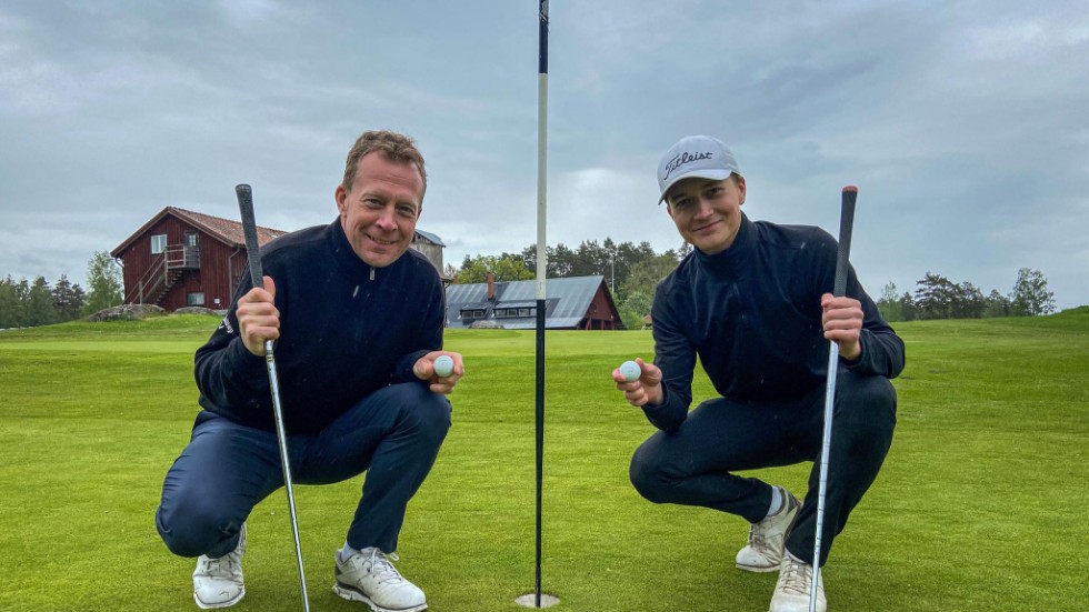 Mikael och Oliver Bylund kan stoltsera med att ha gjort hole-in-one på Norrtorps golfbana i Flen. Pappa Mikael först, sonen Oliver elva dagar senare.