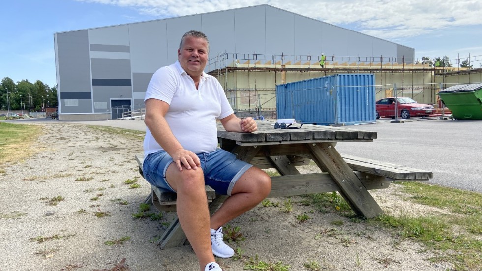 I 13 år har Micael Eriksson jobbat på Svenska bandyförbundet. Nu har han sagt upp sig och ska den 1 juli skriva in sig som arbetssökande vid Arbetsförmedlingen.
