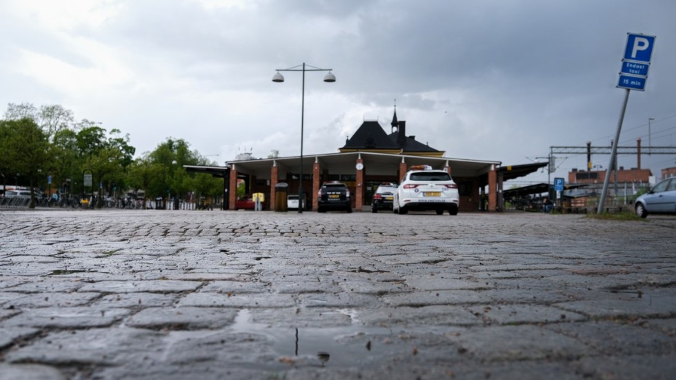 Socialförvaltningen hade hyrt en taxi som skulle skjutsa kvinnan till mötet. Ingen personal skickades för att möta henne då hon klev av tåget på resecentrum.
