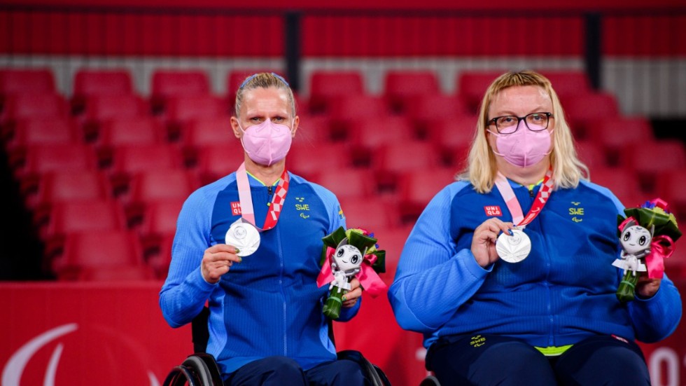 Ingela Lundbäck och Anna-Carin Ahlqvist förlorade finalen i lagtävlingen i bordtennis i Paralympics.