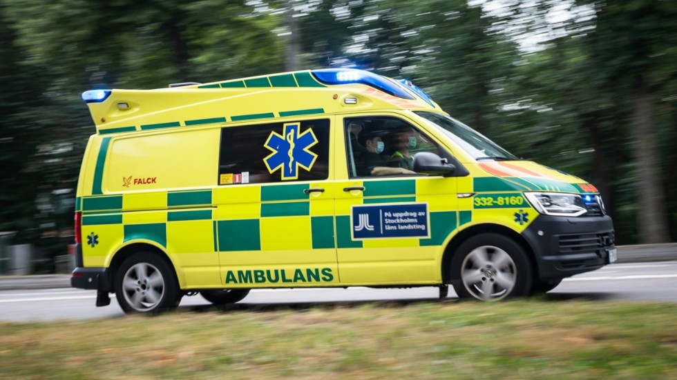 En polis döms för olaga hot mot ambulanspersonal som ryckt ut till en fest utanför Växjö. Arkivbild.
