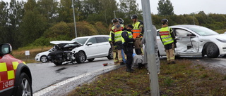 Väg stängdes av efter trafikolycka med flera bilar