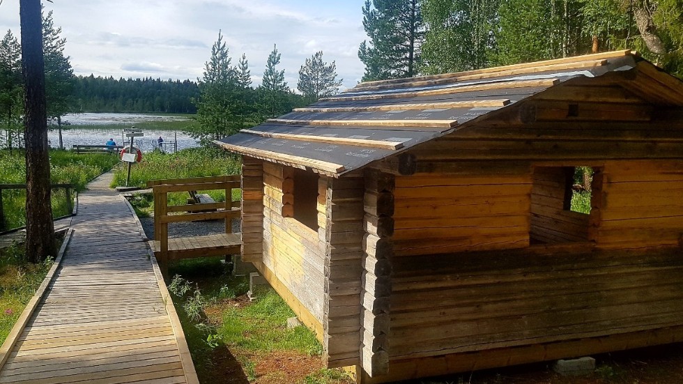 Hertsöträsk har fått en ny stuga vid basen. I december brann den gamla ner i en brand som tros vara anlagd.