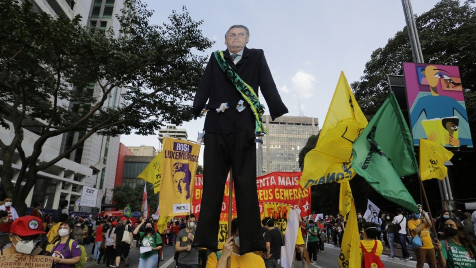 Demonstranter tågar på Paulistaavenyn i São Paulo.