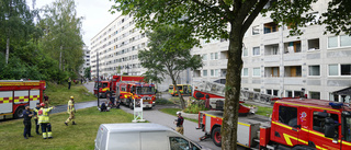 Brand i flerfamiljshus – tre till sjukhus