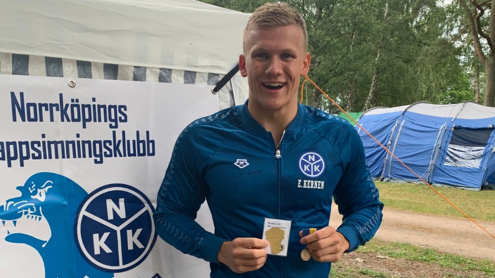 Förra KSS:aren Emil Kernen kunde inte fått en bättre start på SM i Halmstad. Det blev både guld och brons på 100 meter rygg.