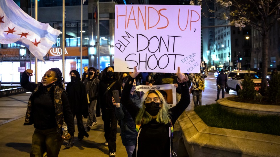 Demonstrationer på Chicagos gator. Detta efter att en video offentliggjorts som visar hur polis skjuter ihjäl en spansktalande tonårspojke i samband med en jakt.