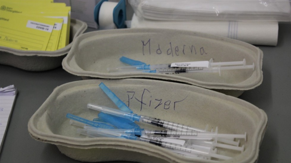 Är du född 1991 eller senare och har fått en dos av Modernas vaccin? Nu erbjuds du att ta Pfizers vaccin som dos två. Det bör gå minst fyra veckor mellan doserna.