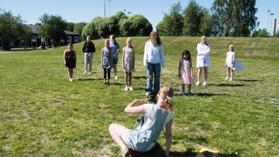 Alva Yliniemi, Sofia Eriksson, Elin Chapman, Simåne Ekersund Norman, Thelma Sköldberg, Evelina Engström, Stella Makkieh, Vilda Liljedahl och Majlis Kask Bergström i en scen filmad av Lotten Vallgårda.