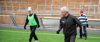 Här spelar träningssugna fotboll - men i gåfart