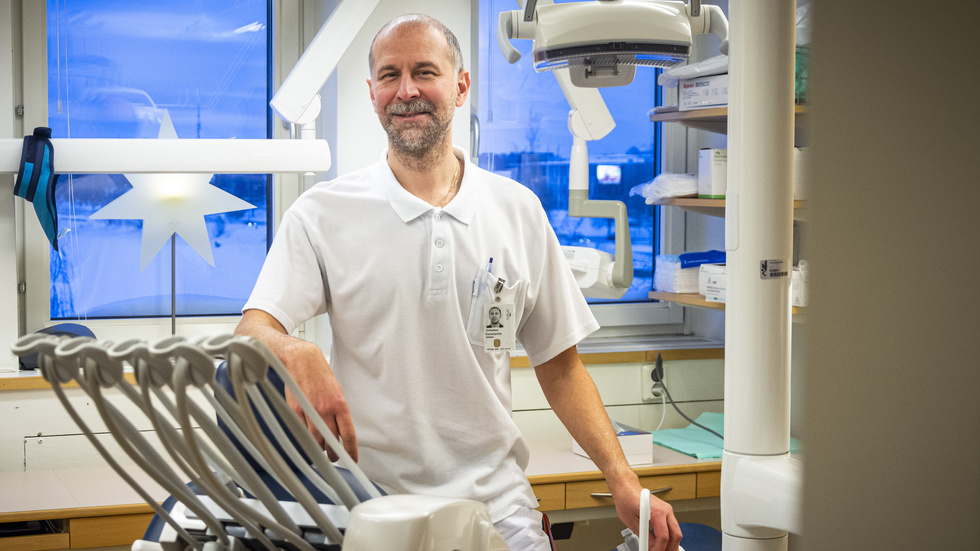 "Det blir väldigt sårigt och irriterar och mycket mer inflammerat än med brunt snus", säger specialisttandläkaren Konstantin Sarkissov, som varnar för riskerna med det vita snuset.