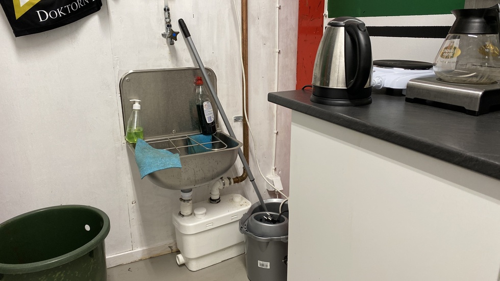 Ingen vet vem som beställt städvasken. Det skulle ha installerats en diskho med både kallt och varmt vatten men något blev fel.