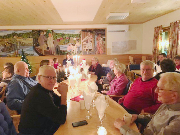 Byaföreningen i Anttis, Pajala, hade ordnat inför-adventsfika i byagården.