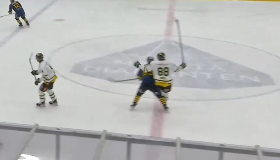 Wings Joel Linnander tacklar ESK:s Tobias Smids. 